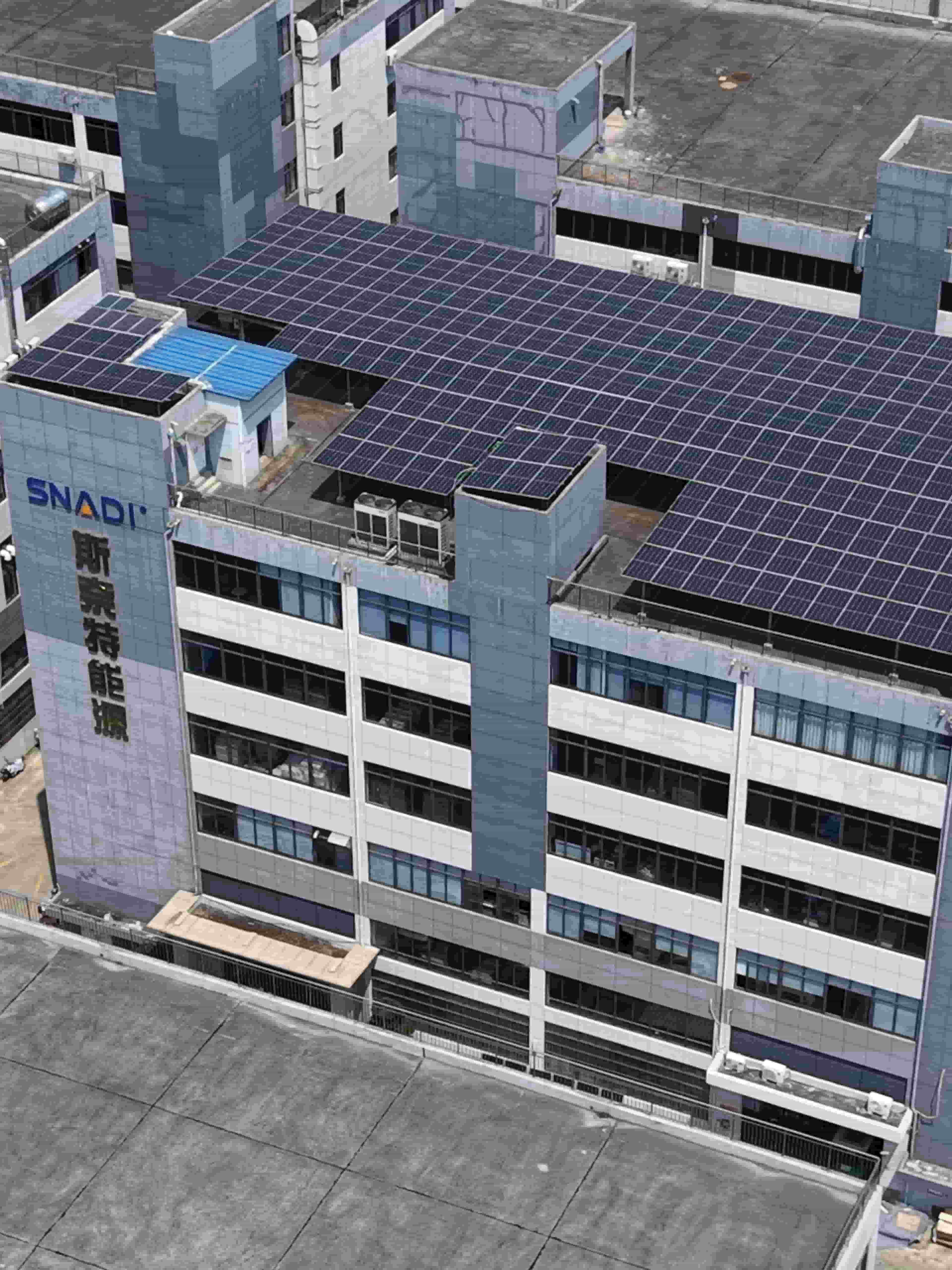 Explore SNADI/SNAT's high capacity utility scale solar solutions. This commercial rooftop installation demonstrates our expertise in delivering large scale, reliable, and efficient renewable energy systems for industrial infrastructures. Utility Scale Solar Solutions for Industrial & Commercial Use
