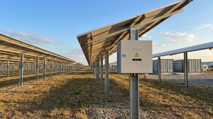 PV Combiner Box Solutions | IP65 Outdoor Solar Protection | SNADI/SNAT SNADI IP65 outdoor PV combiner box designed as a critical safety junction for professional solar energy solutions, providing surge protection and efficient input organization for large scale power systems.