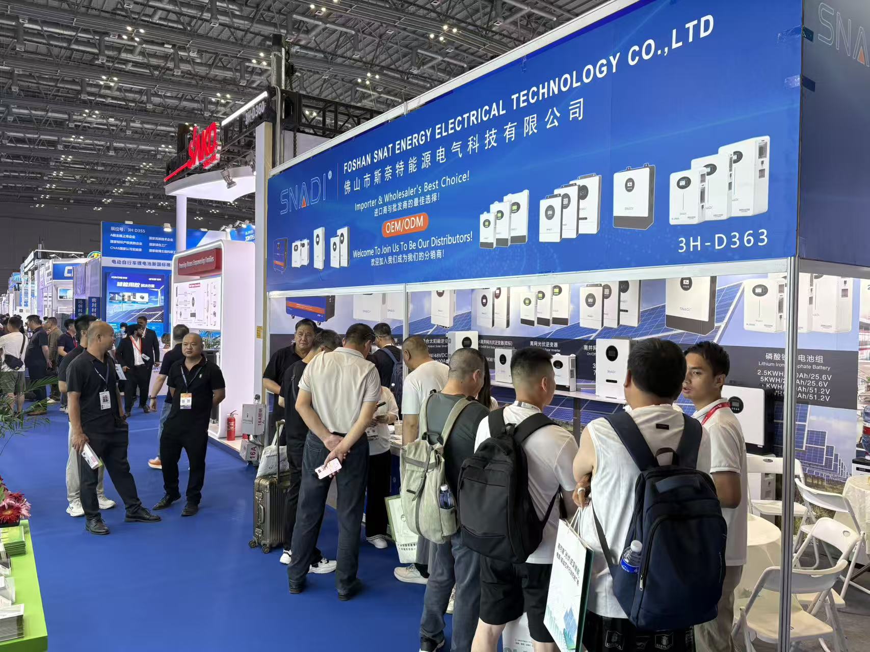 snadi-solar-booth-visitors-shanghai-exhibition.jpg