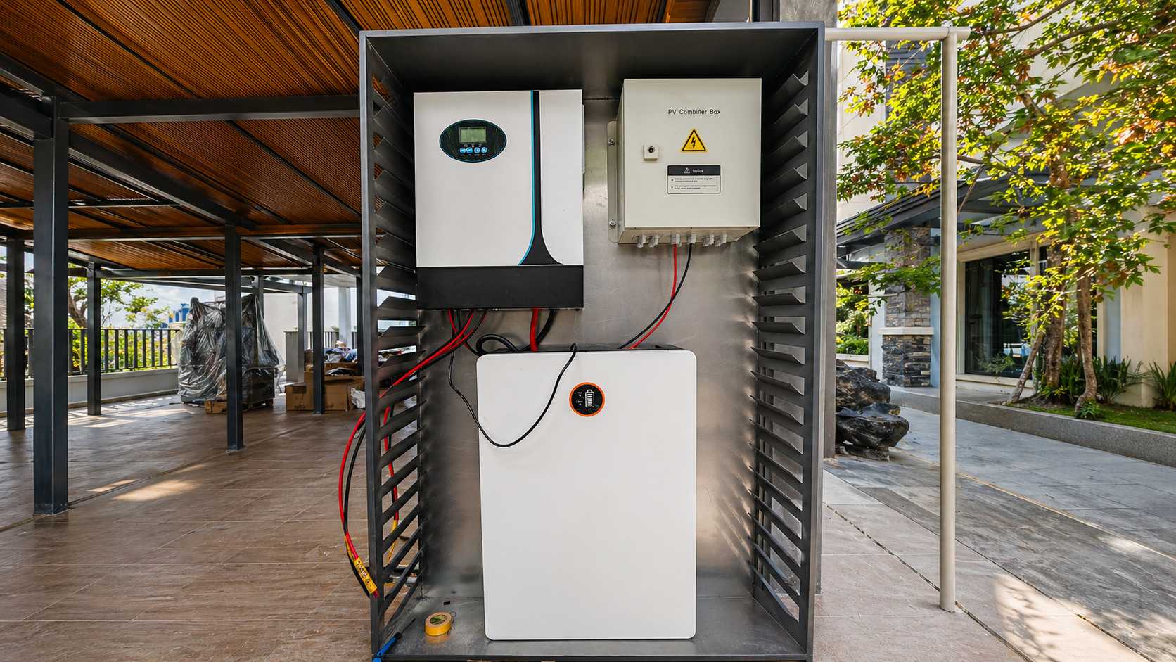 Integrated all-in-one solar energy storage cabinet including inverter, PV combiner box, and battery 